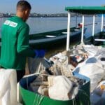 SSAM: Projeto Garis dos Rios trabalha todos os dias para manter praia e margens limpas