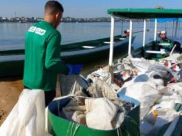 SSAM: Projeto Garis dos Rios trabalha todos os dias para manter praia e margens limpas