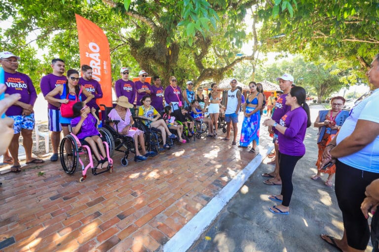 Projeto “Banho Acessível” leva lazer para pessoas com deficiência no verão em Mosqueiro