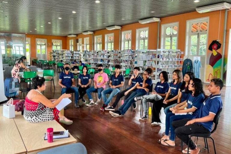 Estudantes da rede estadual escrevem livro de contos sobre o universo feminino
