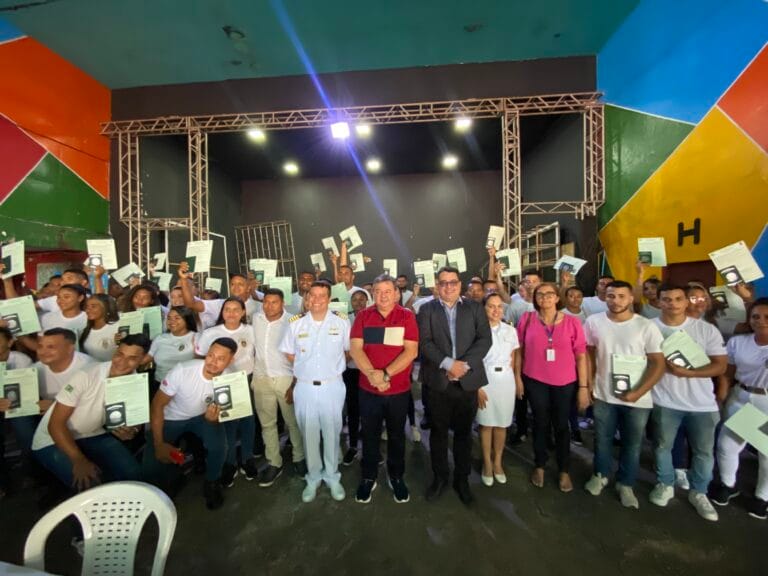 Jovens da capital e das ilhas concluem curso de Formação de Aquaviários promovido pela Prefeitura e Capitania