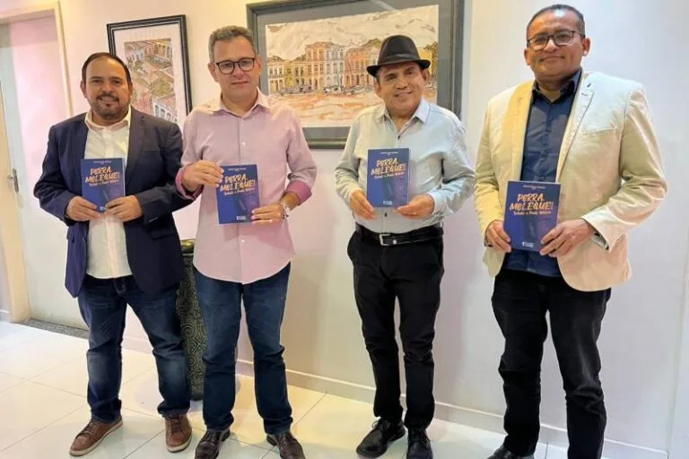 Ioepa entrega exemplares de obra sobre tributo a Paulo Watrin