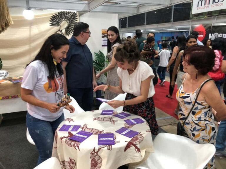 Políticas municipais de educação de indígenas, imigrantes e refugiados, cativam público na Feira do Livro