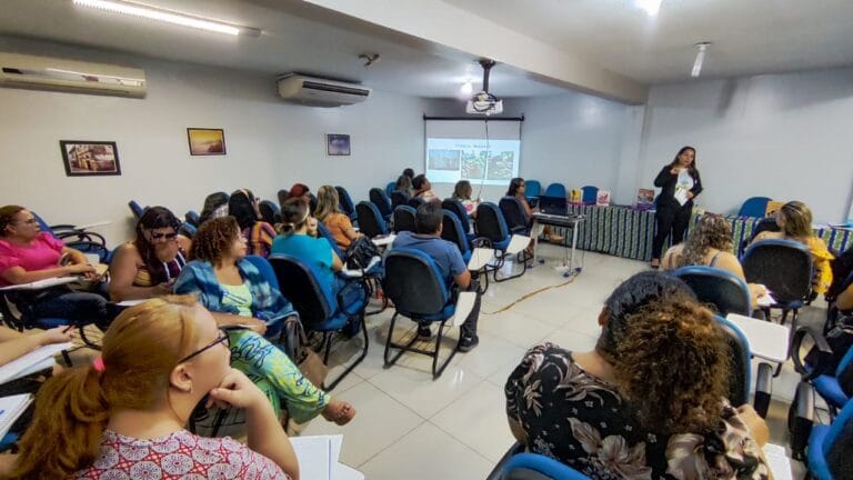 Profissionais da rede municipal de ensino discutem as Diretrizes Curriculares da Educação Infantil de Belém
