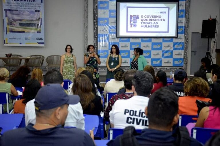 Equipe que irá trabalhar na Casa da Mulher Brasileira de Ananindeua passa por treinamento