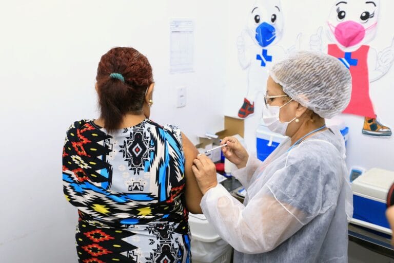 Prefeitura retoma campanha de vacinação contra a covid-19 nesta terça-feira, 24