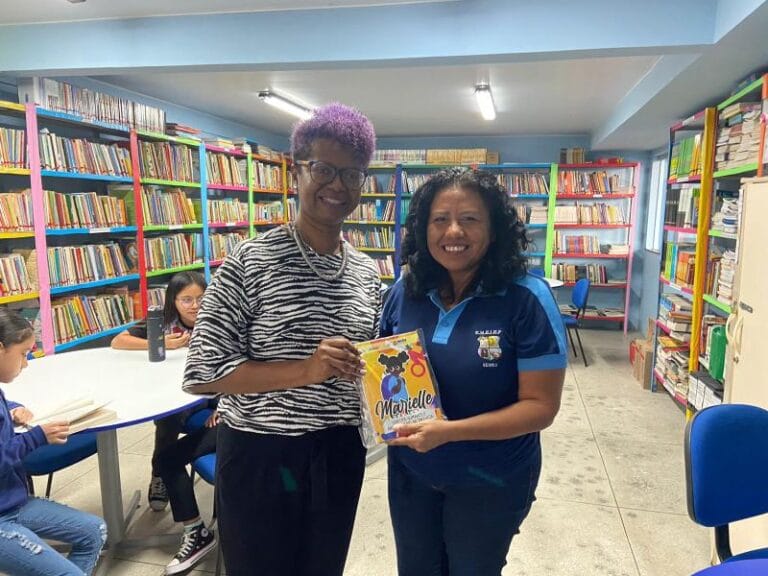 Rede municipal recebe cartilha para atuar com pedagogia pelos direitos humanos e antirracista