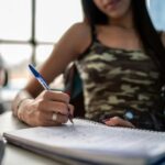 Por que escrever à mão é melhor para memória e aprendizagem