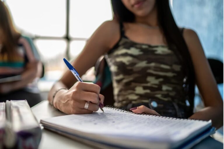 Por que escrever à mão é melhor para memória e aprendizagem