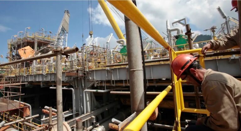 Avanço na produção total de petróleo e gás em comparação a janeiro de 2023