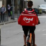 “Somos confundidos com garçons”, diz entregador de aplicativo