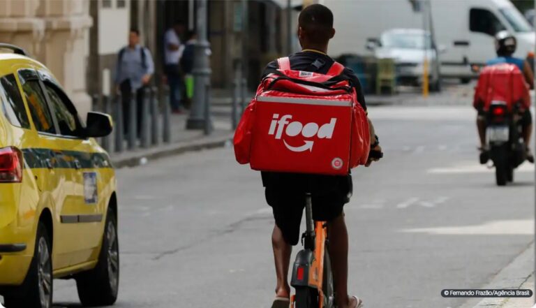 “Somos confundidos com garçons”, diz entregador de aplicativo