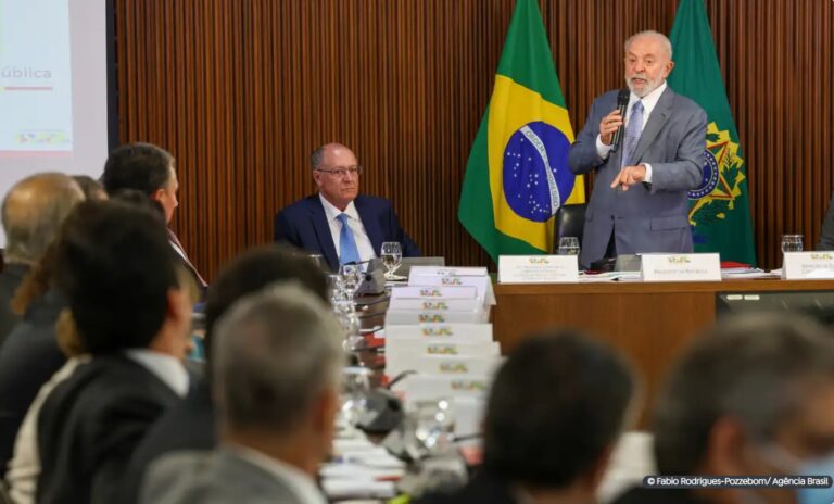 “Há muito a ser feito”, afirma Lula ao iniciar reunião ministerial