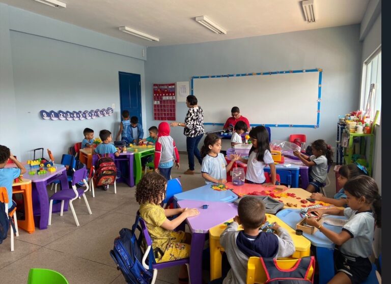 servidores públicos da educação no município recebem o dobro do média salarial de um professor municipal no país, que, segundo dados do Ministério da Educação, é de R$ 4,8 mil