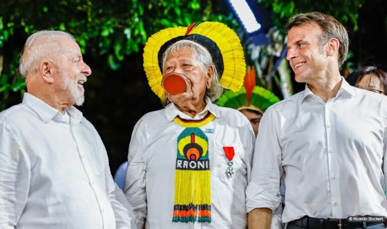 Cacique Raoni é homenageado por Macron e solicita demarcações a Lula