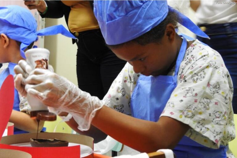 Oficina de Ovos de Páscoa alegra crianças no Hospital Regional da Transamazônica