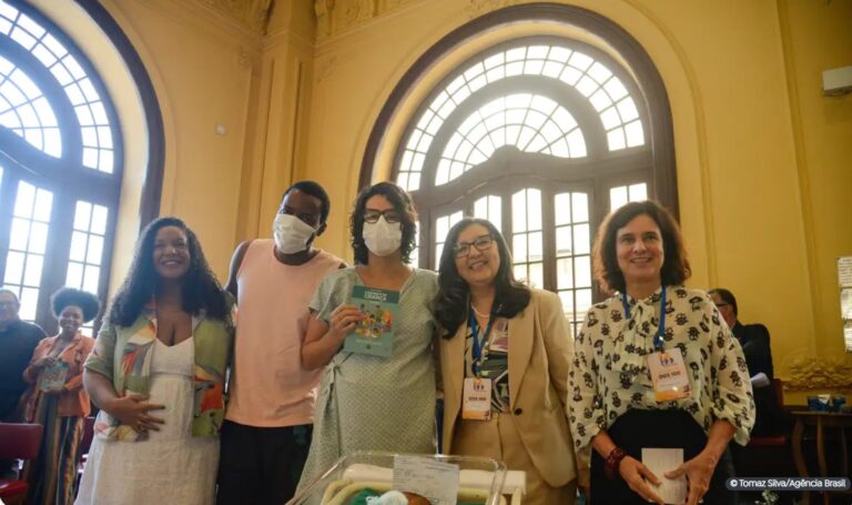 Ministério da Saúde Relança Caderneta de Vacinação Infantil Após Três Anos