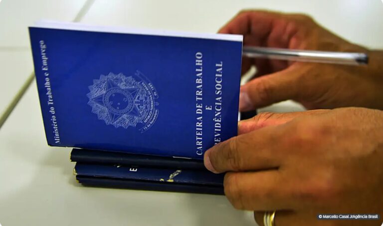 Brasil formaliza 240 mil empregos em abril, aponta Caged