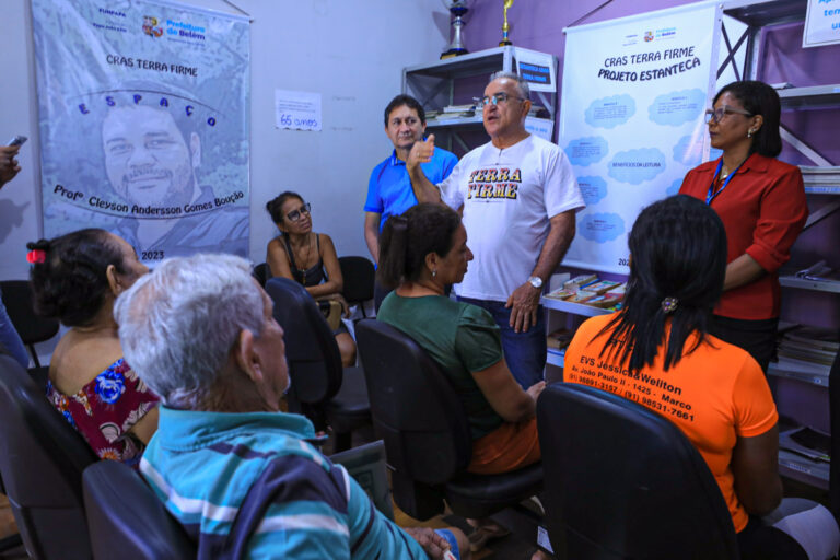 Prefeito Edmilson Rodrigues visitou o CRAS do bairro da Terra Firme nesta terça-feira, 4 e conversou com as pessoas que aguardavam atendimento