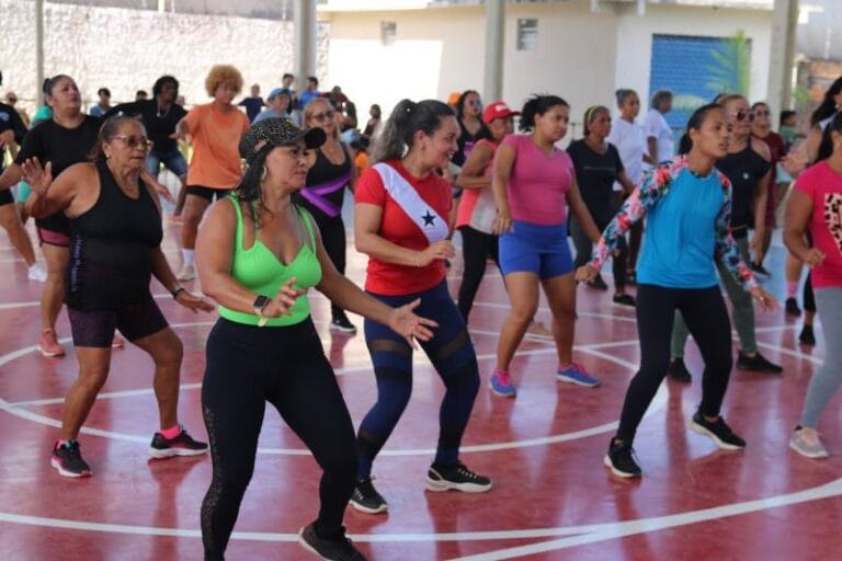 Adultos colocam os passos em dia nas aulas de dança
