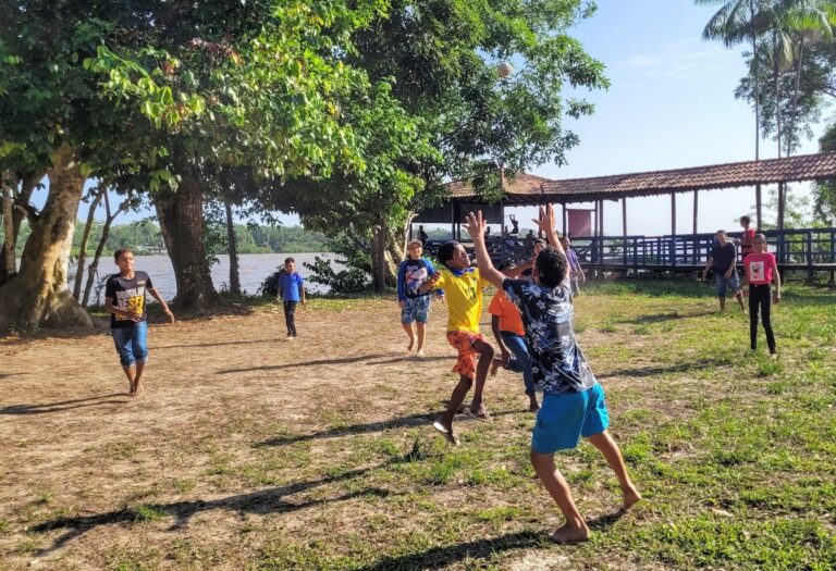 Estudantes da Ilha Grande Participam dos Jogos de Verão com Modalidades Adaptadas à Cultura Local