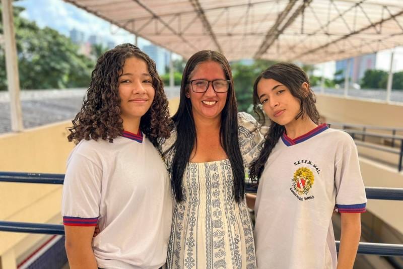 Emocionada, Danielle Muniz, mãe de duas estudantes, contempladas pelo Bora Estudar, por melhor desempenho, conta que sempre motivou suas filhas, bem como seus colegas.  “Primeiro, eu nunca duvidei do potencial delas, porque são estudiosas, são aplicadas e, assim, também sou uma mãe muito presente na escola, então incentivo não só minhas filhas, outras alunos também. Eu confesso que eu fiquei muito feliz essa iniciativa do Governo. Quando falei para elas foi uma felicidade só, porque foi mérito delas. Realmente a nossa casa estava precisando de uma boa reforma, passamos muitos anos na dificuldade, mas sempre priorizando o estudo delas, então veio em uma boa hora”, conta Danielle Muniz. 