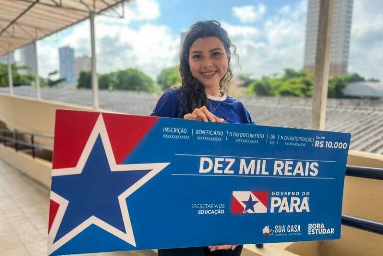 Estudantes recebem R$ 10 mil do 'Programa Bora Estudar' pelo desempenho escolar