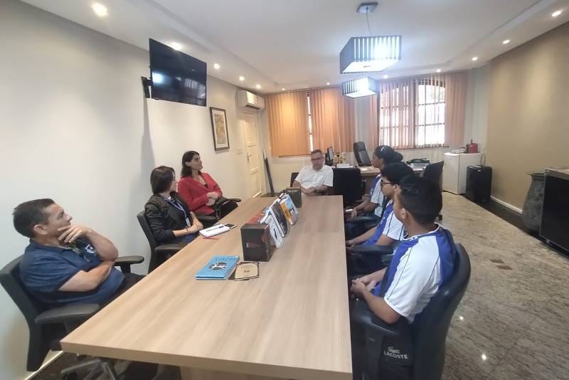 Uma comitiva formada por alunos, professores e diretores da Escola Jorge Lopes Raposo, pertencente à 10° Diretoria Regional de Ensino, em Icoaraci (distrito de Belém), visitou a sede da Ioepa  para tratar da publicação do livro “Contos de suspense do Chalé Senador José Porfírio e Outras Histórias”.