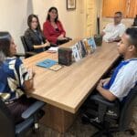 Alunos e Professores da Escola Jorge Lopes Raposo Querem Publicar Livro pela Imprensa Oficial Uma comitiva formada por alunos, professores e diretores da Escola Jorge Lopes Raposo, pertencente à 10° Diretoria Regional de Ensino, em Icoaraci (distrito de Belém), visitou a sede da Ioepa para tratar da publicação do livro “Contos de suspense do Chalé Senador José Porfírio e Outras Histórias”.