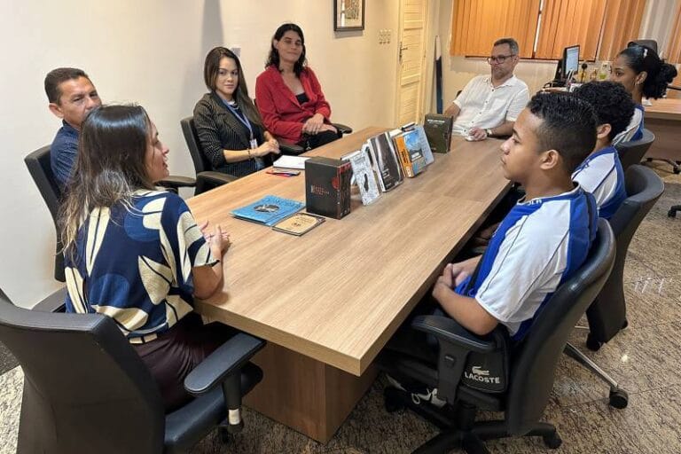 Uma comitiva formada por alunos, professores e diretores da Escola Jorge Lopes Raposo, pertencente à 10° Diretoria Regional de Ensino, em Icoaraci (distrito de Belém), visitou a sede da Ioepa para tratar da publicação do livro “Contos de suspense do Chalé Senador José Porfírio e Outras Histórias”.