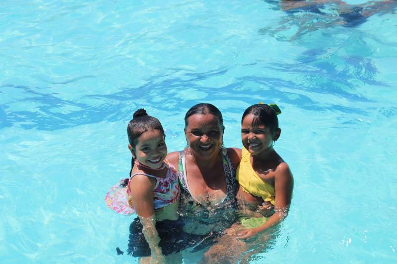Elisangela de Nazaré aproveitou a piscina da UsiPaz na companhia das filhas