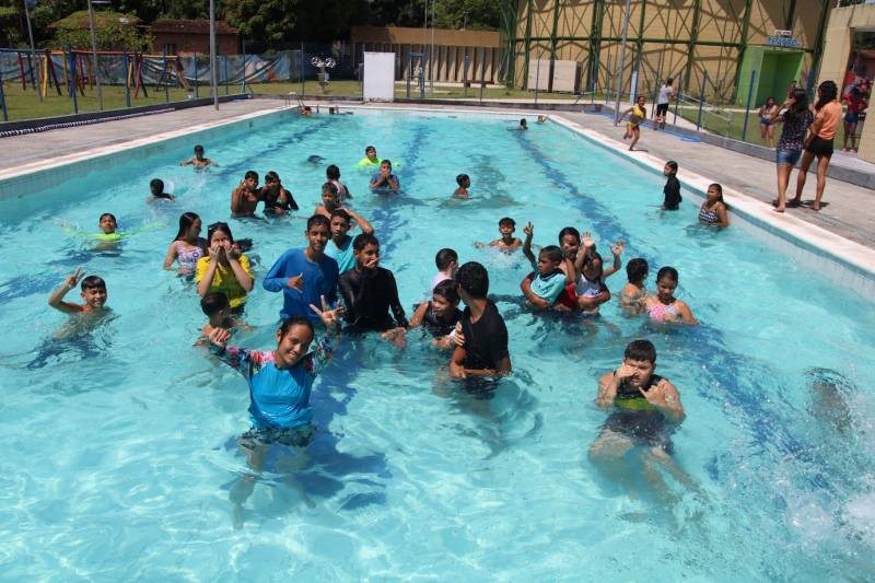 Banho de piscina é programação familiar 
