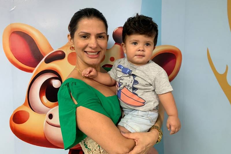 Lilian Nahum e o pequeno Fabiano, de 1 ano, que faz uso da medicação desde quando nasceu, no Hospital de Clínicas Gaspar Vianna (HC)