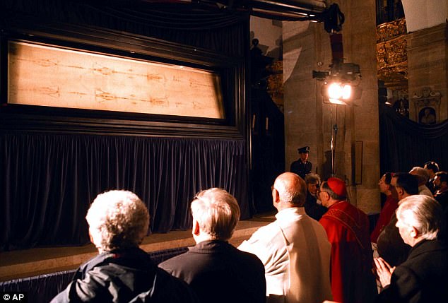 Um professor disse que as partículas encontradas contêm altos níveis de substâncias chamadas creatinina e ferritina, encontradas em pacientes que sofrem traumas violentos, incluindo tortura.