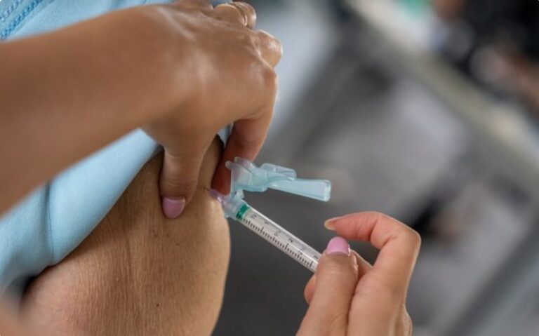 Ministério da Saúde Destaca a Necessidade de Vacinação Contra Covid-19 e Influenza