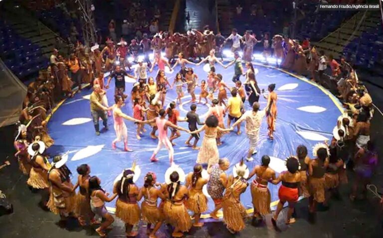 Presidente Lula participa da celebração que marca retorno do manto Tupinambá ao Brasil