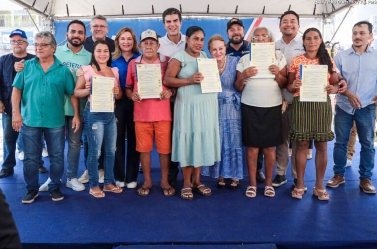 Governo do Pará entrega 120 títulos de terras para produtores rurais em Abaetetuba