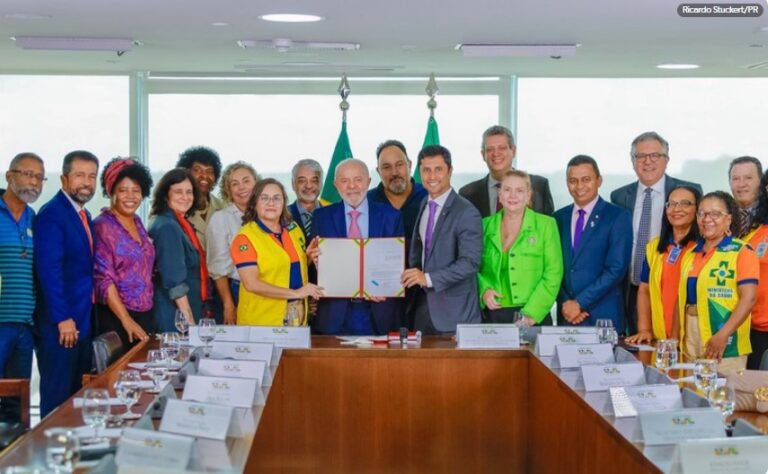Lula sanciona lei que garante custeio de deslocamento para agentes de saúde