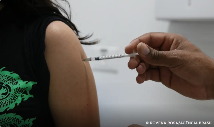 Vacinas contra covid-19 serão enviadas até terça para todo o Brasil