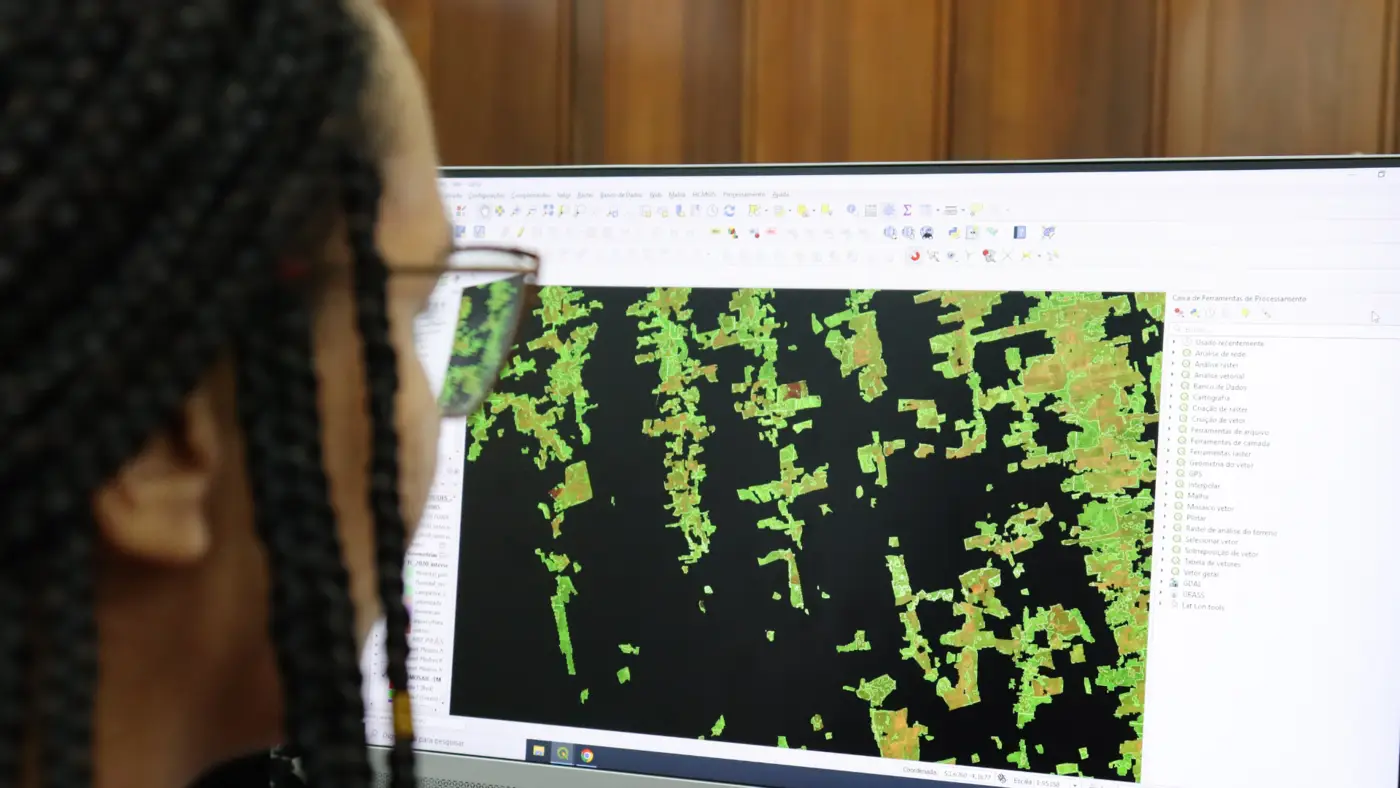 Essa ferramenta avançada (DETER) permite identificar desmatamentos, degradações e explorações florestais quase em tempo real, fornecendo dados essenciais...