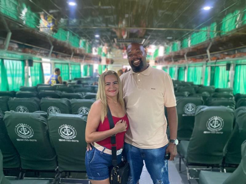 O emprersário Fábio junior e a namorada embarcados no Geladão para curtir a praia do Vai Quem Quer, em Cotijuba - Crédito: Jader Paes / Agência Belém