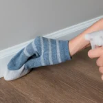 O truque da meia velha que deixa rodapés impecáveis O truque da meia velha que deixa rodapés impecáveis