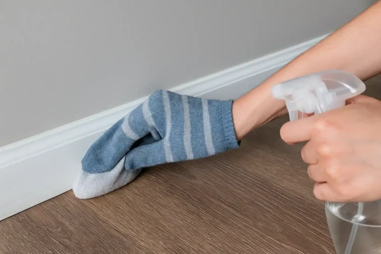 O truque da meia velha que deixa rodapés impecáveis