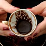 Borra de café usada, o tesouro escondido que pode transformar sua casa e o planeta