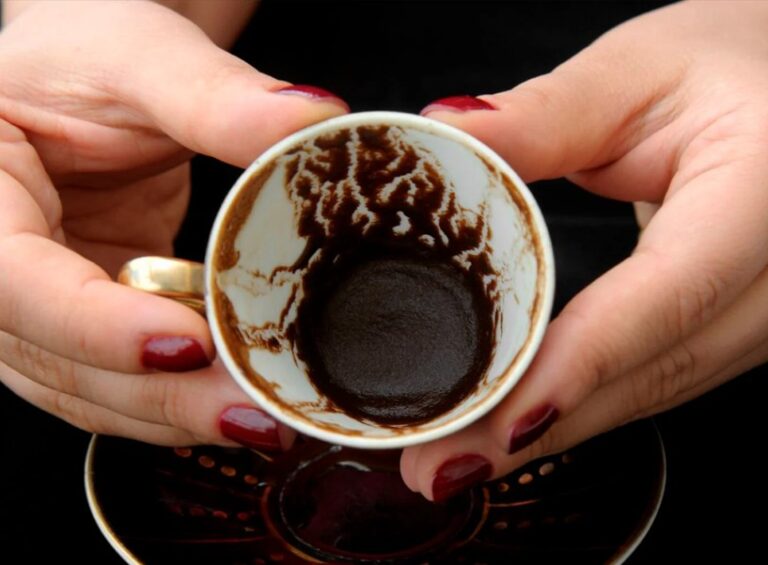 Borra de café usada, o tesouro escondido que pode transformar sua casa e o planeta