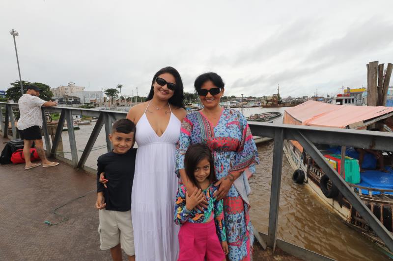 A mãe Denise estava levando a filha Maísa pela primeira vez para atravessar para Cotijuba - Crédito: Jader Paes / Agência Belém