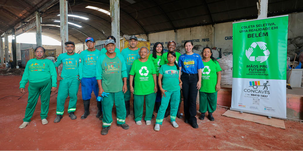 A coleta seletiva inclui o trabalho desenvolvido na cooperativa, onde o lixo é separado por cor e tipo para que possa agregar valor e tenha uma rentabilidade melhor para os cooperados