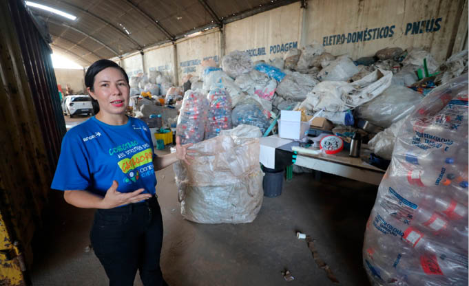 A presidente da Concaves, Débora Baía, destaca que a gestão atual da prefeitura está trabalhando com foco em atender o cidadão com a coleta seletiva, fortalecendo as cooperativas