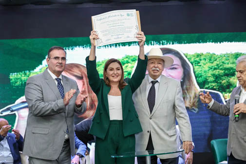 O governador Helder Barbalho e a vice-governadora, Hana Ghassan, foram homenageados com a Comenda Jahyr Seixas 