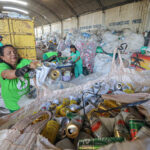 Em Belém coleta seletiva como pilar de Renda, Sustentabilidade e Inovação No galpão da Concaves, o que não serve para uns pode se tornar matéria-prima lucrativa para muitos
